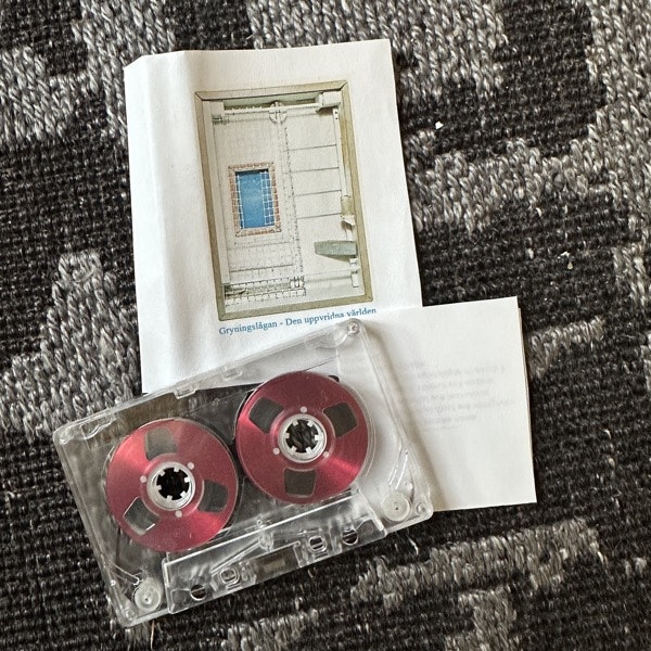 GRYNINGSLÅGAN Den Uppvridna Världen (Hikikomori- Sweden original) (NM) TAPE
