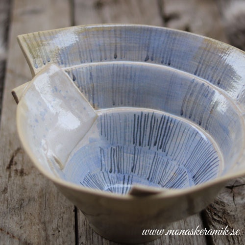 Hav och sand - Skål med blå ränder - Monas Keramik och Konsthantverk