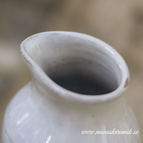 kanna drejad i grå lera med vit glasyr, sakékanna, saké, kanna, mjölkkanna, kanna för mjölk, lär dig dreja, drejkurs, keramikkurs