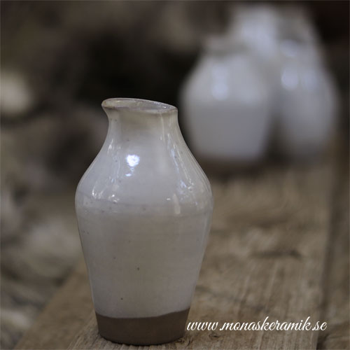 handgjord svensk keramik i stengods, grå lera med vit glasyr, kanna, mjölkkanna, saké, sakékanna, keramik kanna, svenskt hantverk