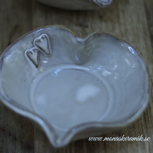Lisa - Hjärteskål med hjärtan - Handgjord keramik i stengods