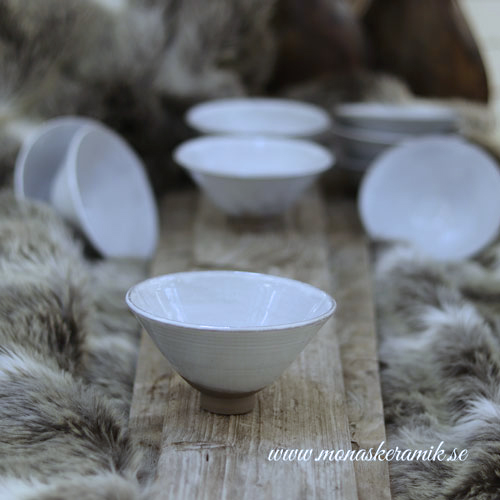 skål, japaninspirerad skål, stilren skål på fot, japansk skål, svenskt hantverk, handgjord keramik i stengods, skål i grå lera med vit glasyr
