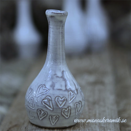 svensk keramik, keramikvas, vas, vas med hjärtan, drejad vas, vas med hjärtemönster, liten vas, svenskt hantverk