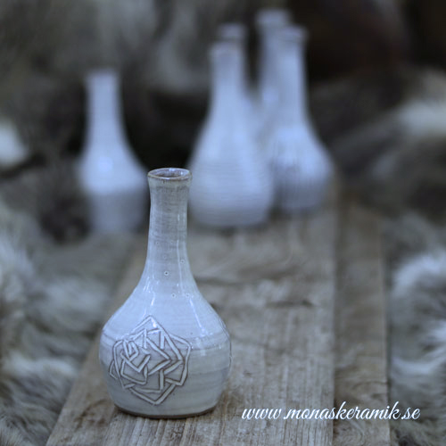 handgjord svensk keramik, handgjord keramik, vas, keramikvas, vas, vaser, drejad vas, smal vas, vas för 1 blomma