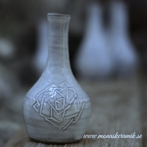 handgjord keramik i stengods, drejad vas, smal vas, keramikvas, vas för 1-2 blommor, vas med mönster av rosor, ros, rosor, vas till en ros