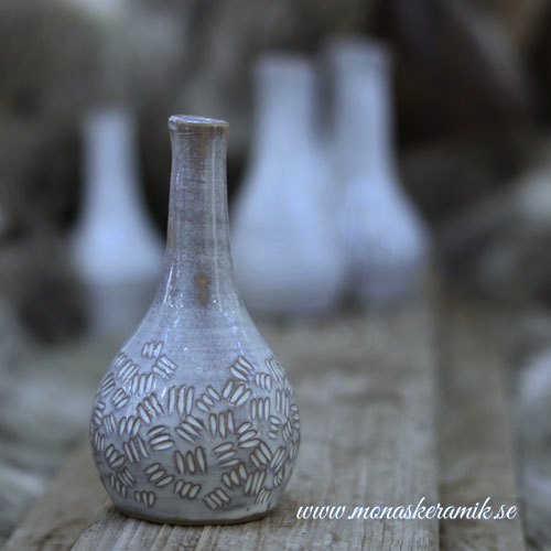 handgjord keramik, handgjord vas, vas,  vaser, svenskt hantverk, hantverk, liten vas, smal vas, keramikvas, vas i keramik, svensk keramiker