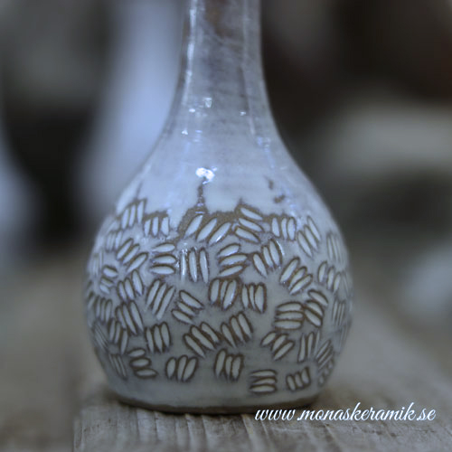 handgjord keramik i stengods, handgjord keramik, handgjord keramikvas, keramikvas, vas, vaser, vas med mönster, smal vas, vas för 1-2 blommor