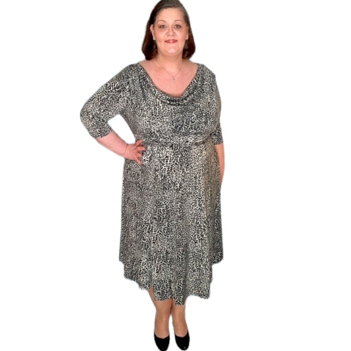 Leopardmönstrad klänning i grå / vit jersey - Stora strumpbyxor plus size  upp till 10 XL