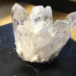 Bergskristall kluster med piedestal 344 gram