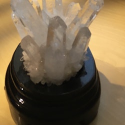 Bergskristall kluster med piedestal 366 gram