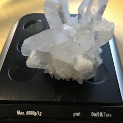 Bergskristall kluster med piedestal 378 gram