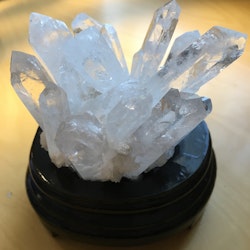 Bergskristall kluster med piedestal 362 gram