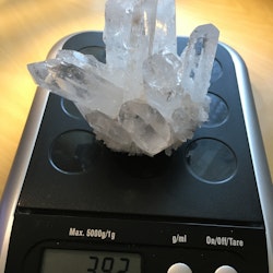 Bergskristall kluster med piedestal 392 gram