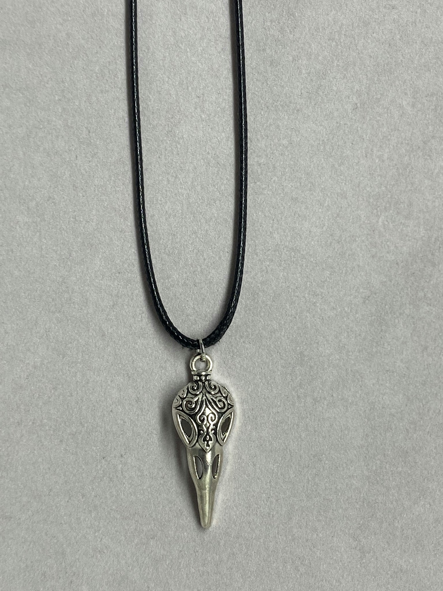 Raven Skull charmsmykke