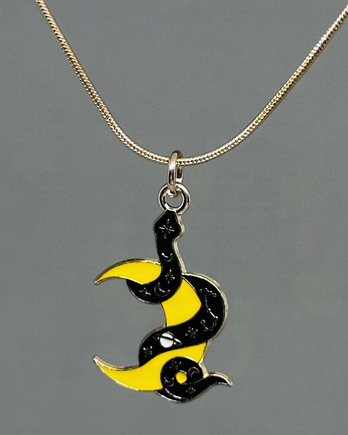 Moon and snake charmsmykke