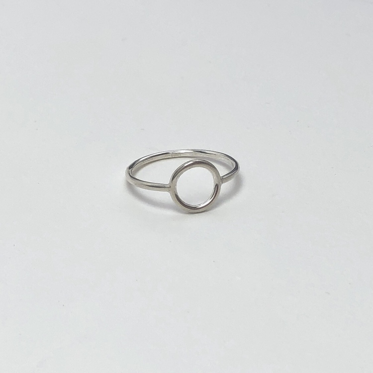 Tiny circle ring • Tunn silverring med cirkel