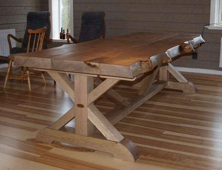 Matbord i massivt trä kryssbord