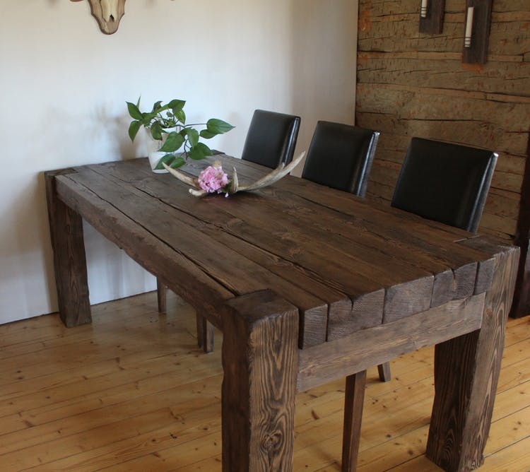 Rustikt och ruffigt matbord stockbord stockmöbler