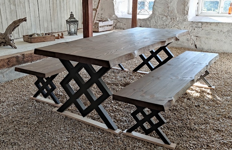 Matbord och bänkar med stålunderrede