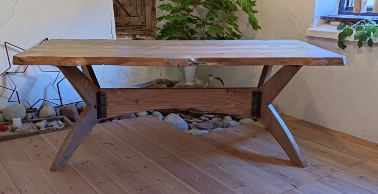 Rektangulärt matbord med ståldetaljer