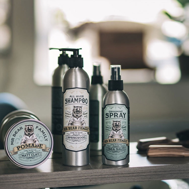 Mr Bear Family Grooming Spray Springwood, en naturlig saltvattenspray som stylar och ger volym till håret.