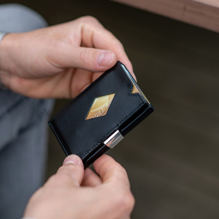Exentri Multiwallet, exklusiv och smart plånbok med myntfack och plats för kort, sedlar och kvitton.