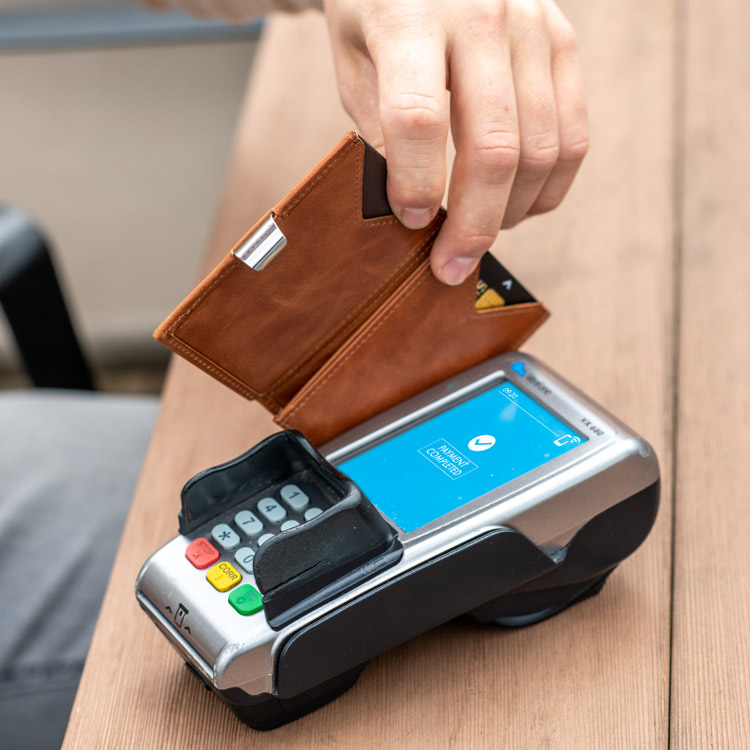 Exentri Multiwallet, exklusiv och smart plånbok med myntfack och plats för kort, sedlar och kvitton.