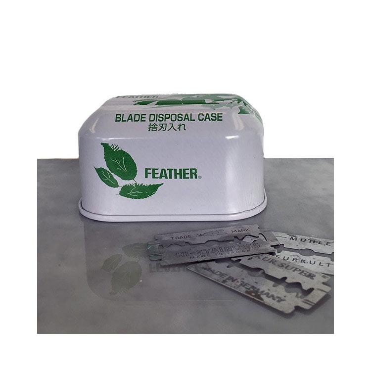 Feather Blade Disposal Bank, ett enkelt och säkert sätt att förvara använda rakblad i.
