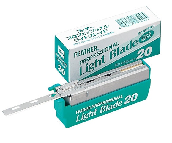 Feather Light Blade 20-pack. Ett tunnare blad för känslig hud och lätt skäggväxt.