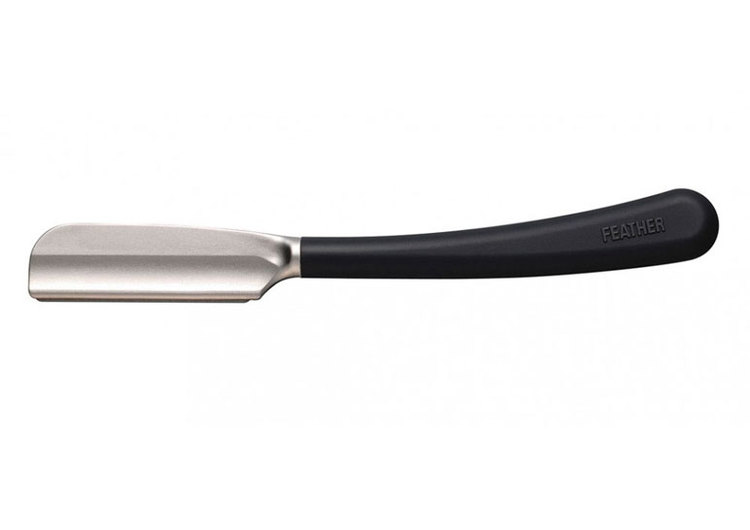 Feather Artist Club SS Japanese Razor Black. En rakbladskniv i Japansk stil med greppvänligt handtag i silikon.