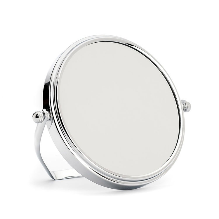 Mühle Rakspegel Med Fot x5, en dubbelsidig spegel så att du kan se skarpt på nära håll i badrumsspegeln.