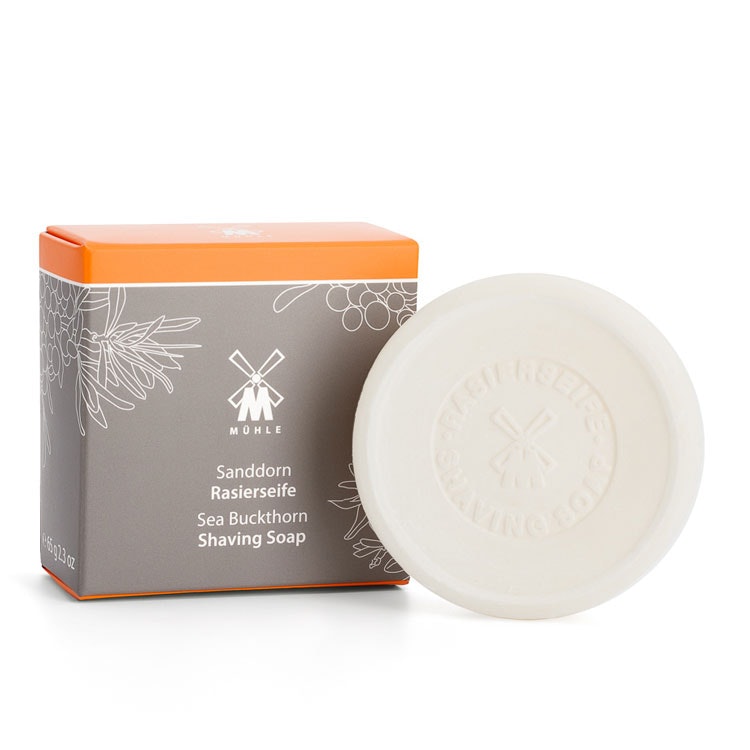 Mühle Shaving Soap Sea Buckthorn, raktvål med havtorn rik på värdefulla C-vitaminer och antioxidanter som förbereder huden för en skonsam rakning.