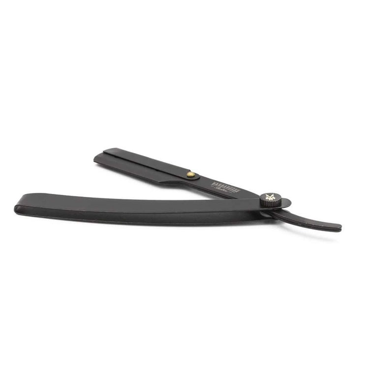The Jolly Roger Black, smidig mattsvart rakbladskniv som är lätt att manövrera och forma skägglinjer med.