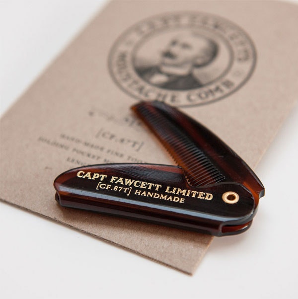 Captain Fawcett Folding Pocket Moustache Comb, Snygg brunmelerad mustaschkam i praktiskt fickformat.