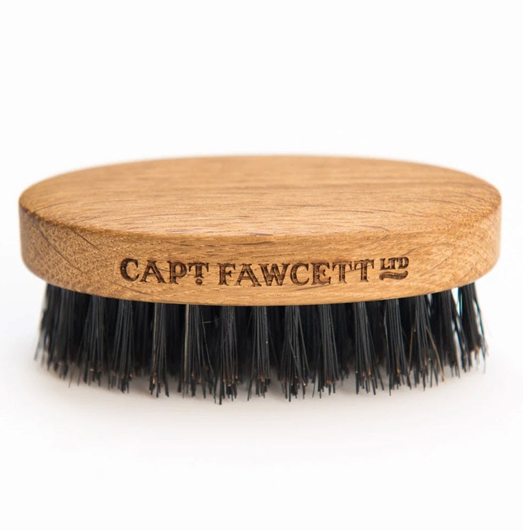 Captain Fawcett Wild Boar Bristle Beard Brush, Handgjord skäggborste av ek fylld med vildsvinsborst.