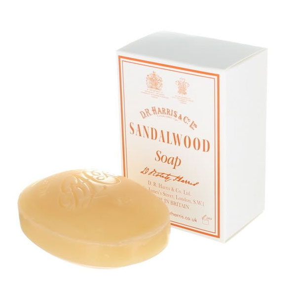 D.R. Harris Sandalwood Bath Soap, klassisk hård badtvål som genomsyrar ditt badrum och gör att du kommer i rätt sinnesstämning.