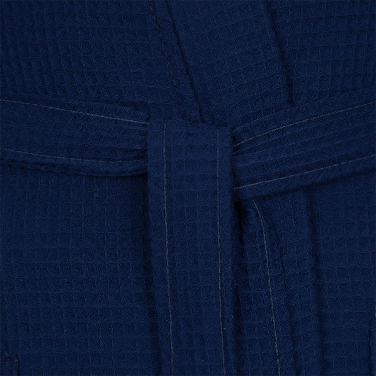 Vossen Wellington Bathrobe, en lätt unisex badrock tillverkad av 100% våfflad bomull.