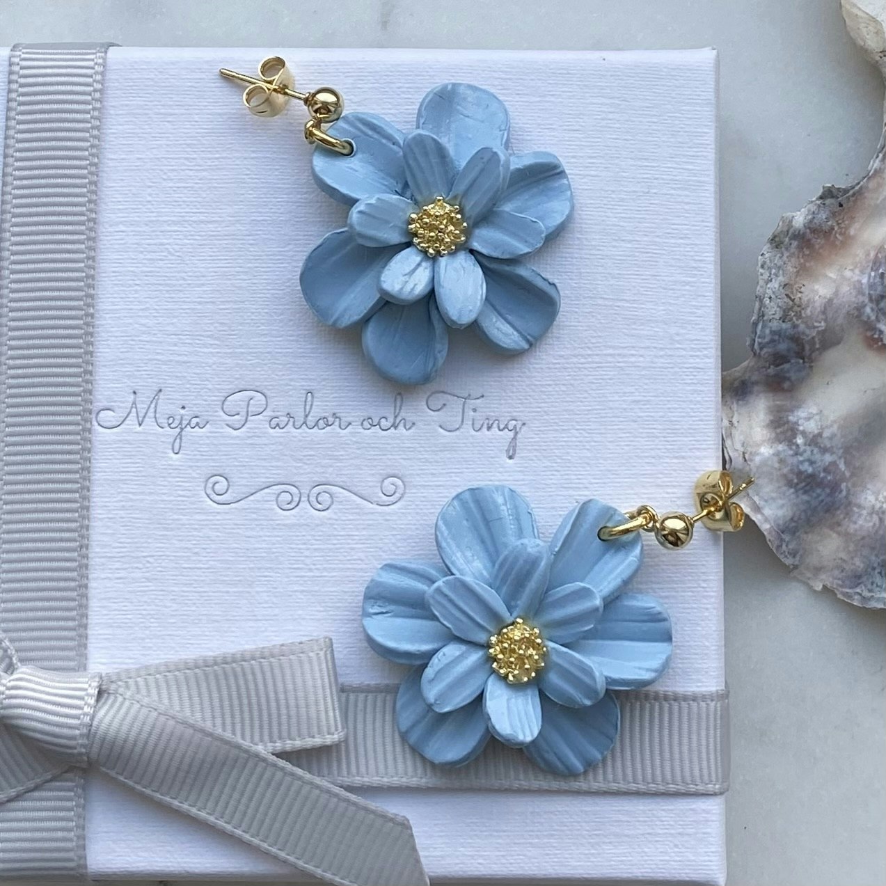 Örhängen - ljusblå blommor