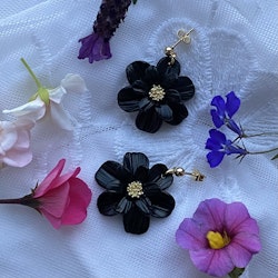 Örhängen - svarta blommor/guld