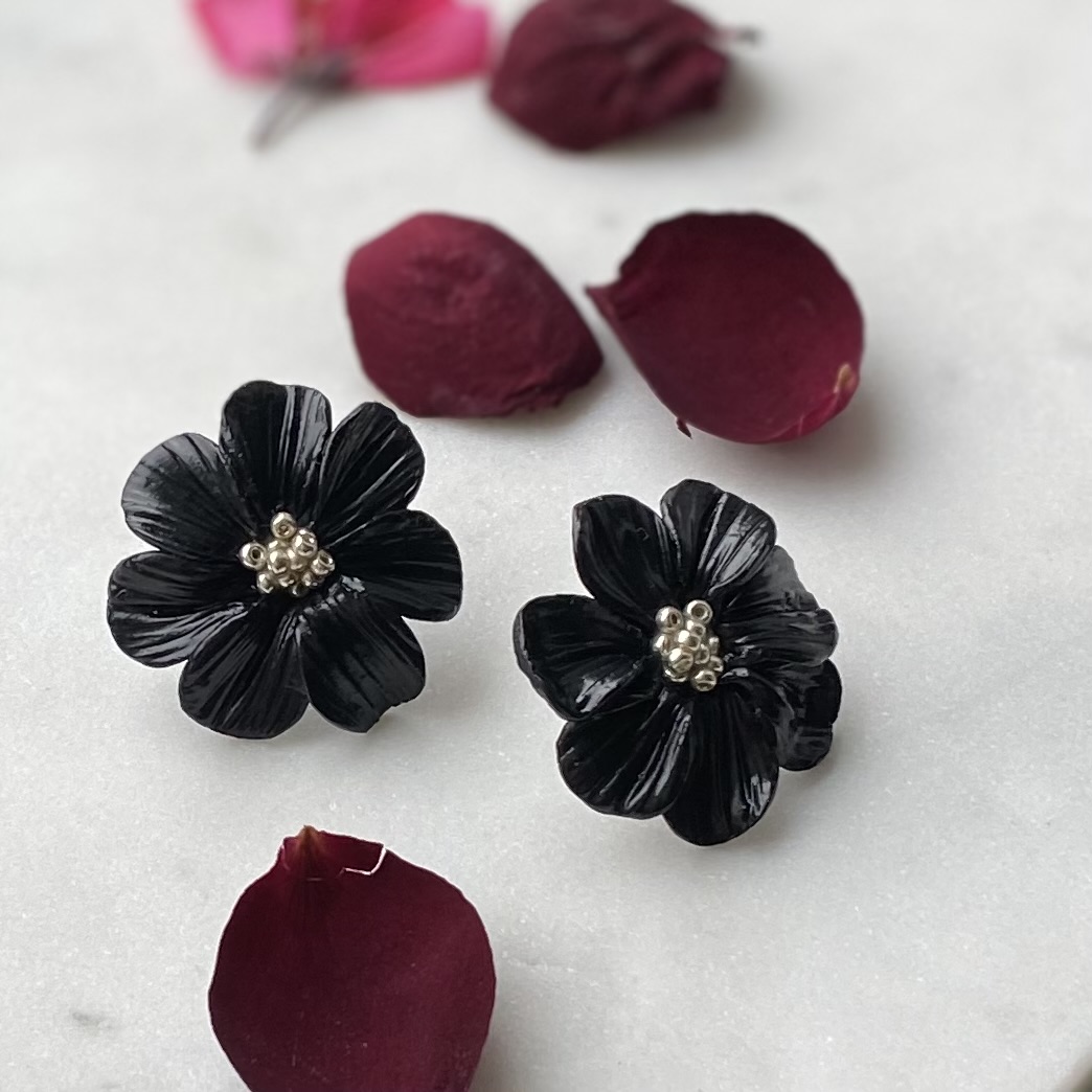 Örhängen - svarta blommor/silver
