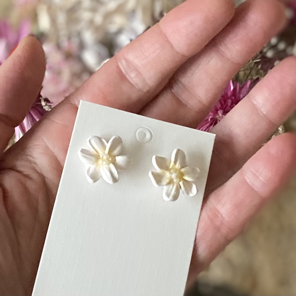 Örhängen - titan med vita blommor