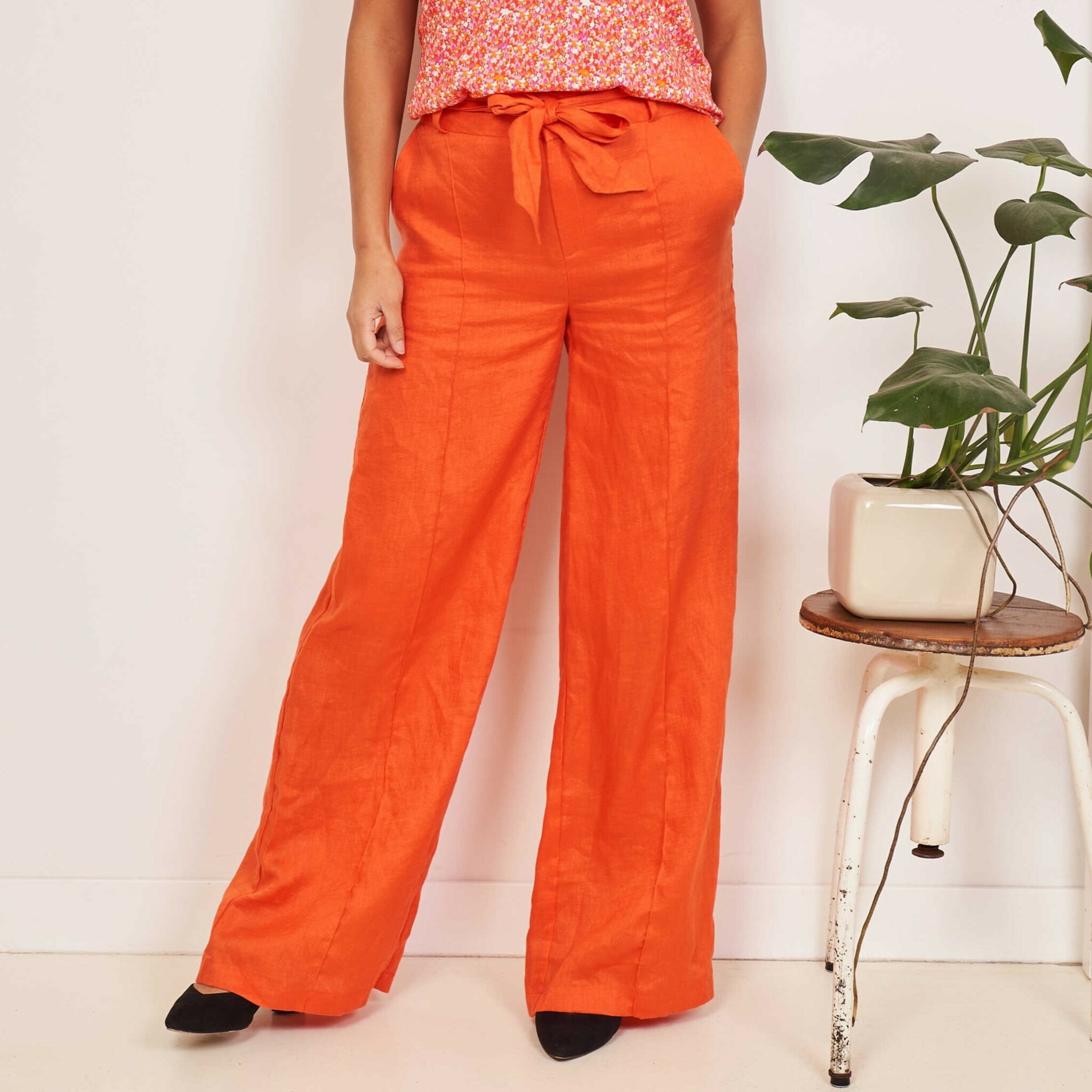 Lång linne byxa vid modell I Dressad linne byxa med pressveck I Snygg lång linne byxa hellång modell orange trendigt