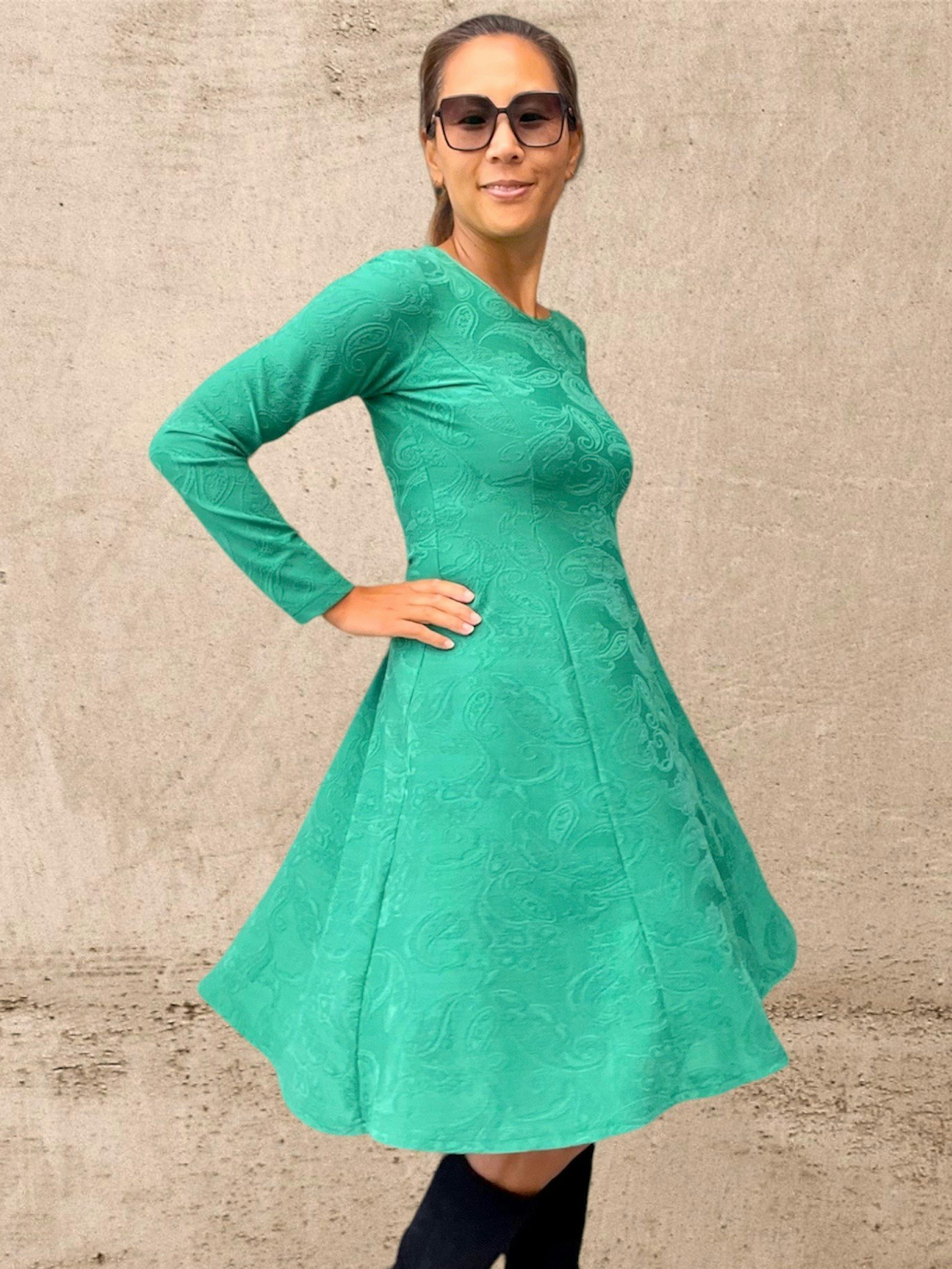 Grön festklänning med stretch I Skön klänning med lång ärm - I dare NOT!  Svenskt Klädmärke I Damkläder Online I NEWODDTHINGS.SE