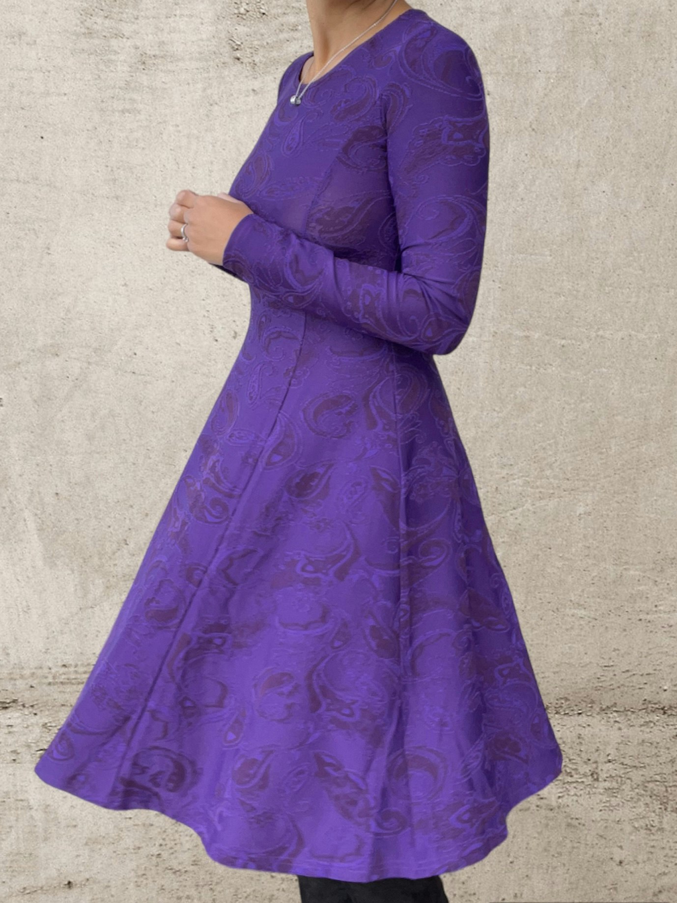 Lila klänning med stretch I Festklänning purple I Snygg klänning I Sköna klänningar I NOT klänningar