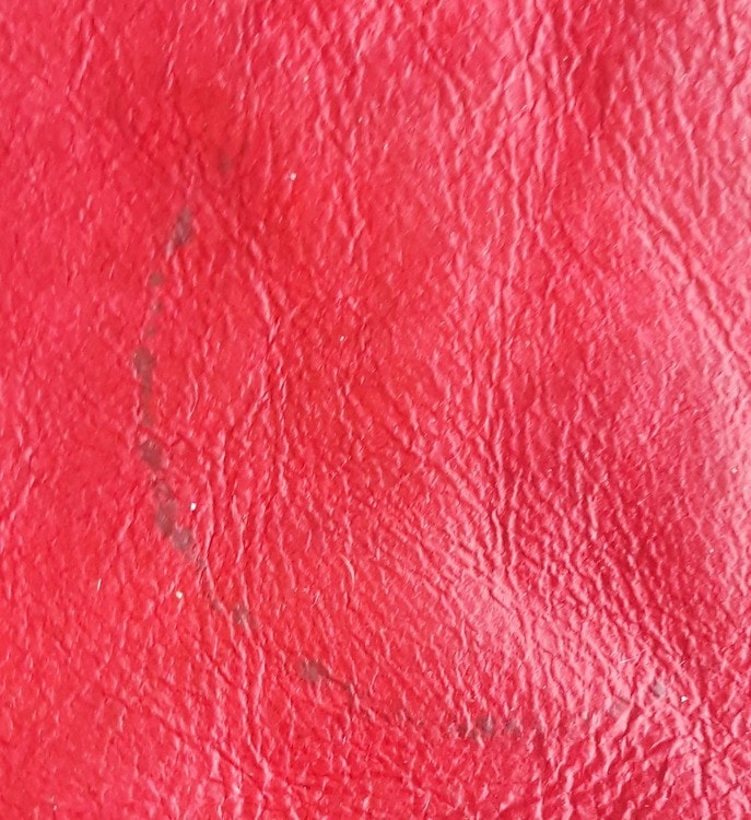 Lammskinn  röd - färgad och vaxad baksida - från Gotlandsfår