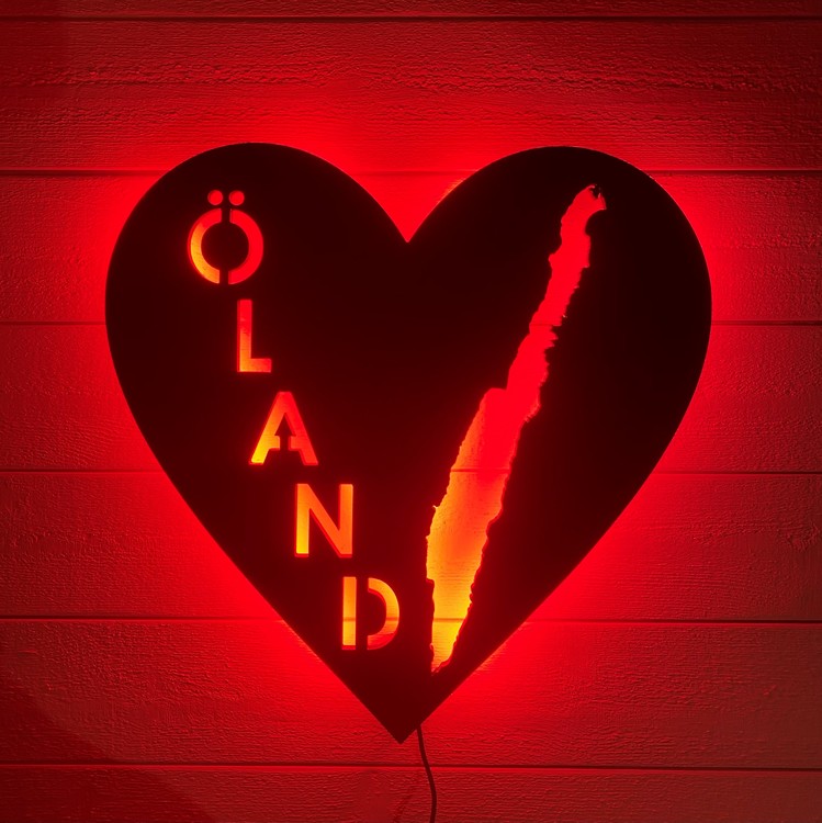 Vägglampa ÖLAND i våra hjärtan med röd belysning
