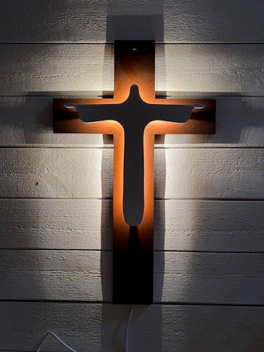 Vägglampa Kors med Jesus gestalt
