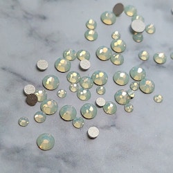Preciosa Flatback Chrysolite Opal