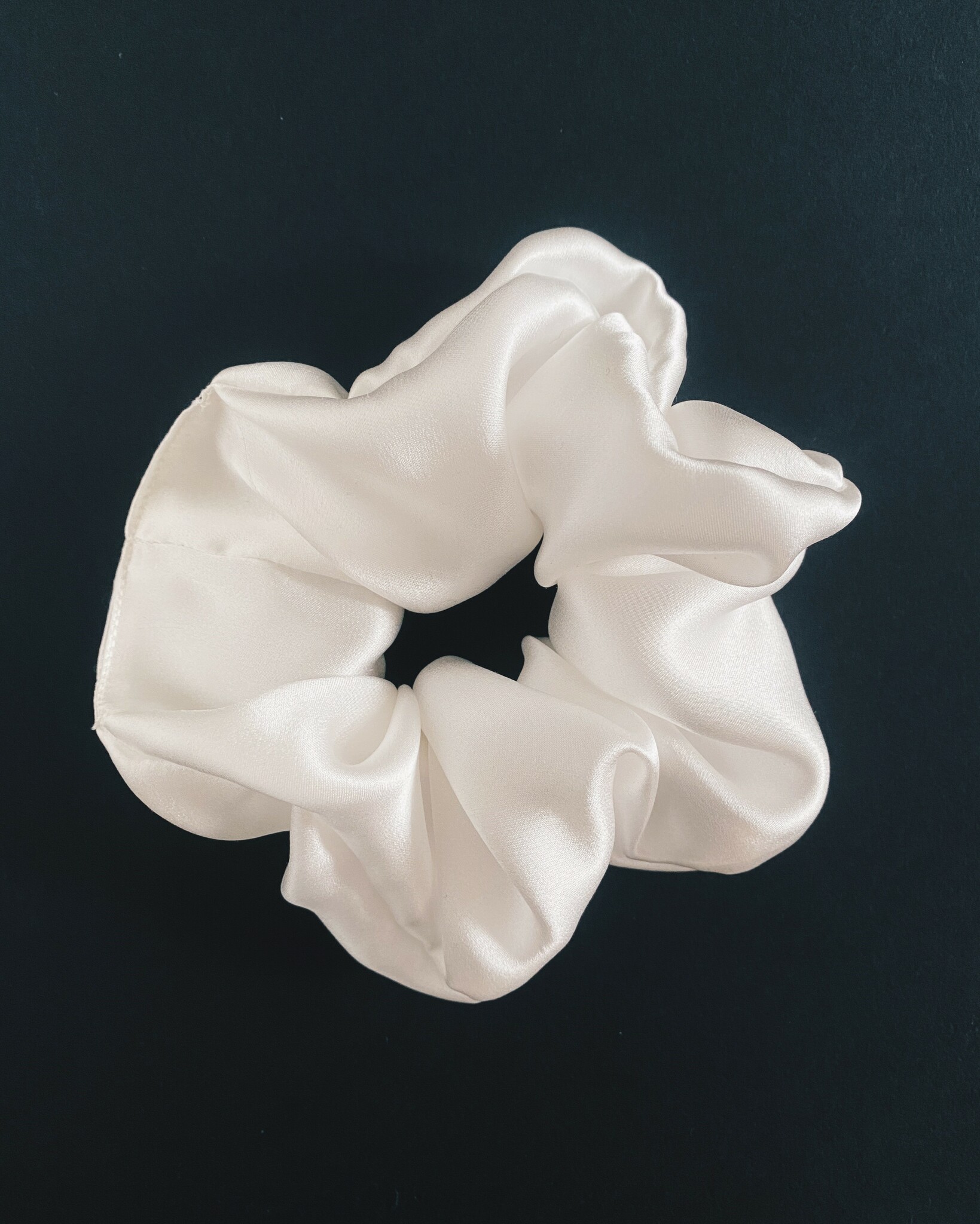 Peace silk Scrunchie - White