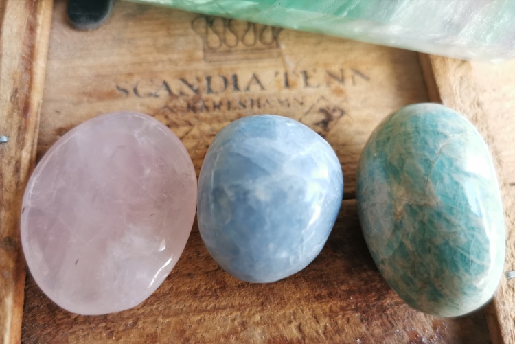 Tre stenar - Rosenkvarts, Blå kalcit &. Amazonit